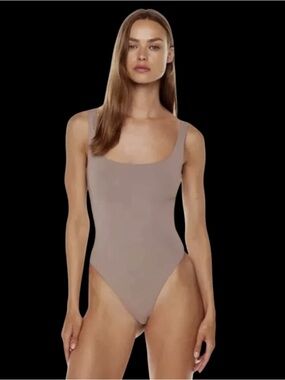 Aritzia Babaton Contour Taupe Square Neck Bodysuit Sz S